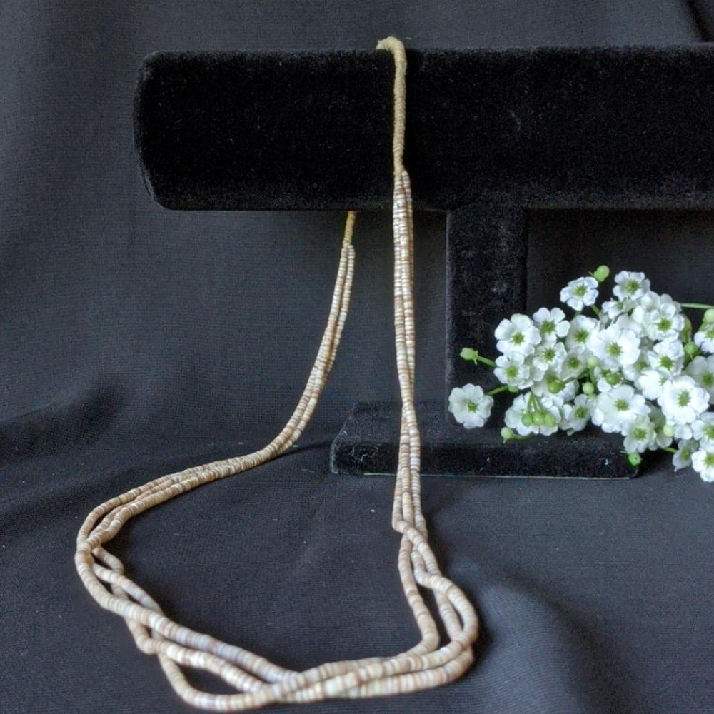 SHELL & ROPE THREE STRAND NECKLACE - Picture 3 of 4